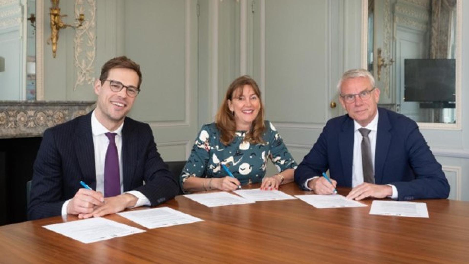 Wethouder Jurgen Nobel en Marja Ruigrok ondertekenen intentieverklaring HOV Haarlemmermeer zuidwest