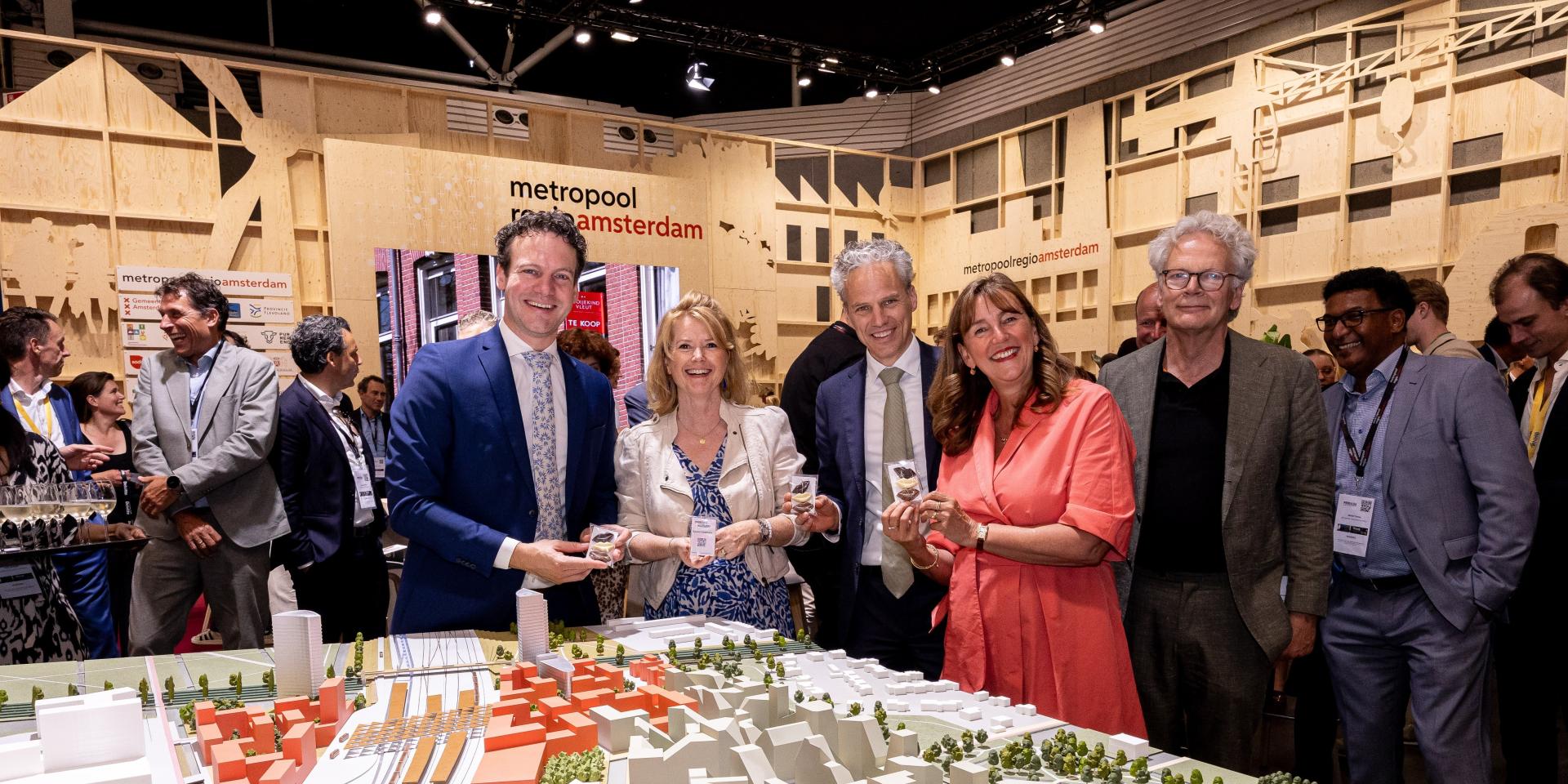 Nieuwe maquette Stationskwartier feestelijk onthuld op PROVADA