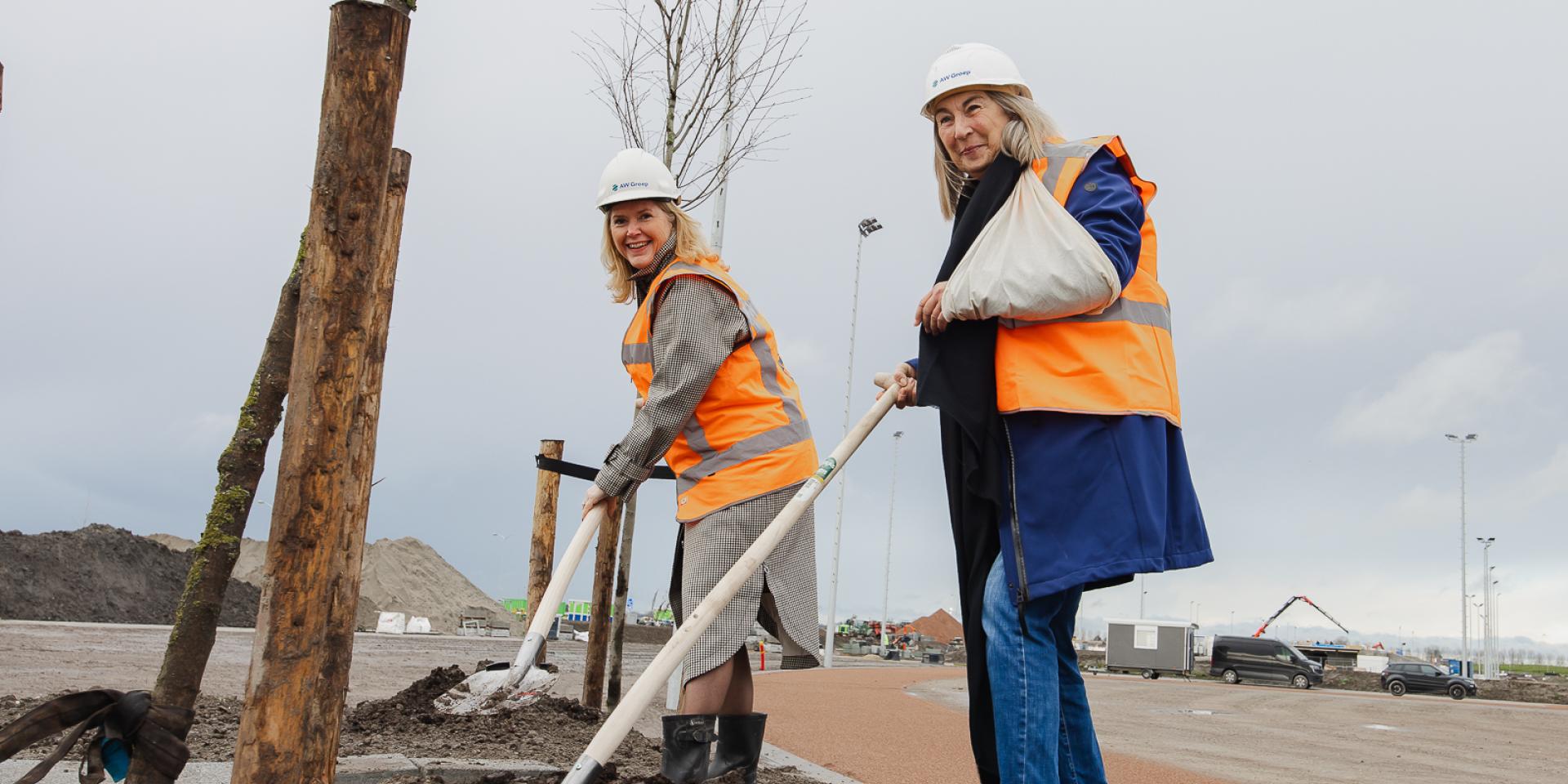Wethouders planten boom bij Sportpark De Veldpost