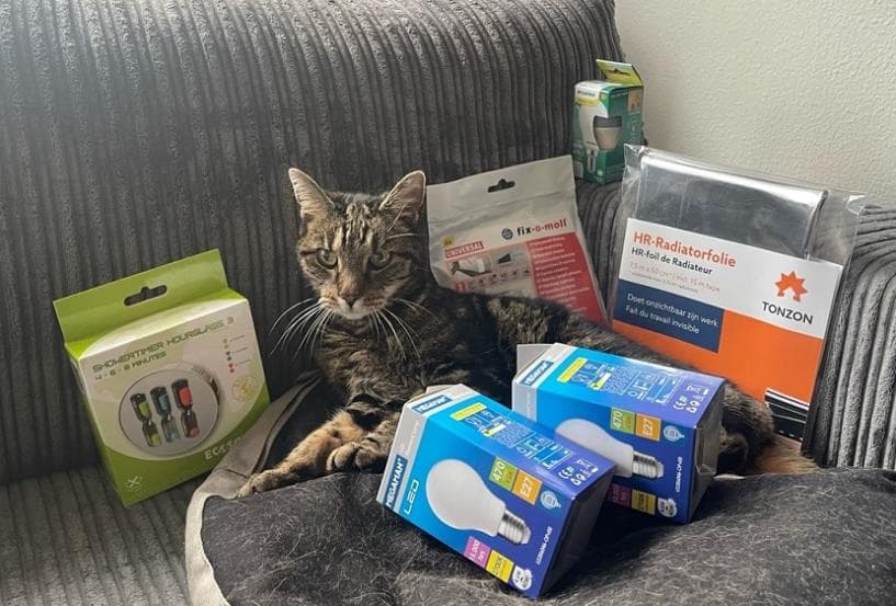 kat met spullen uit energiepakket op de bank