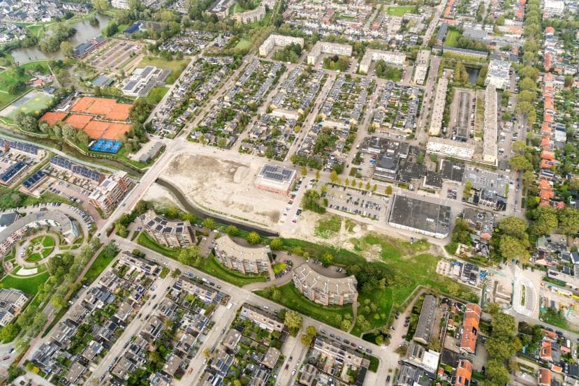 Luchtfoto Badhoevedorp met Zuiderbogen, groene plek en FreeRunparcours
