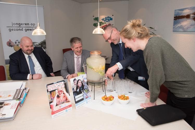 Afbeelding: foto van Tom Horn, Peter van Agteren en Ruben Blom van AH drinken samen met JOGG-regisseur Joni Stolk een gezond drankje. Foto: Jur Engelchor