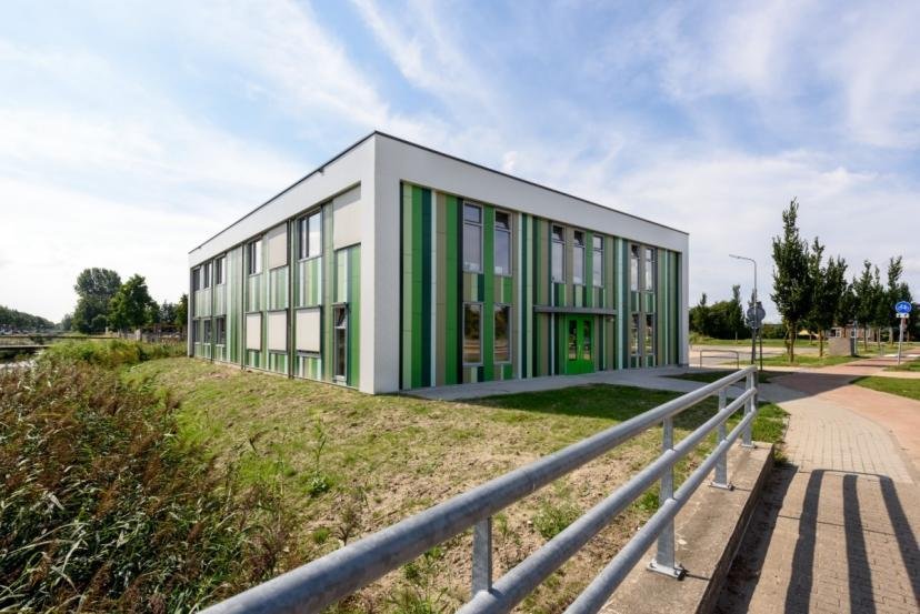 Afbeelding: foto op zonnige dag van leegstaande gebouw aan de Sarabande