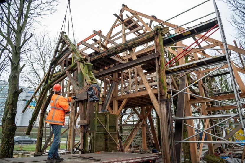 bouwvakker bij houten geraamte gerritshoeve