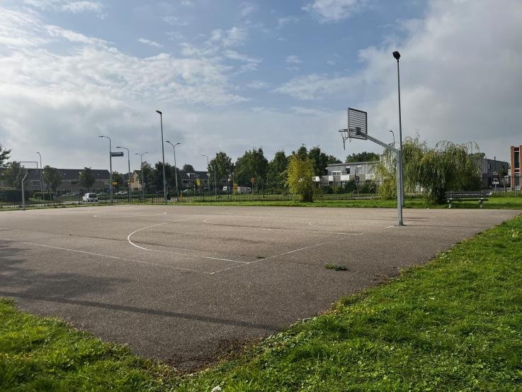 Afbeelding: foto van de jongerenplek, met basket, bij het Herbert Vissers College.