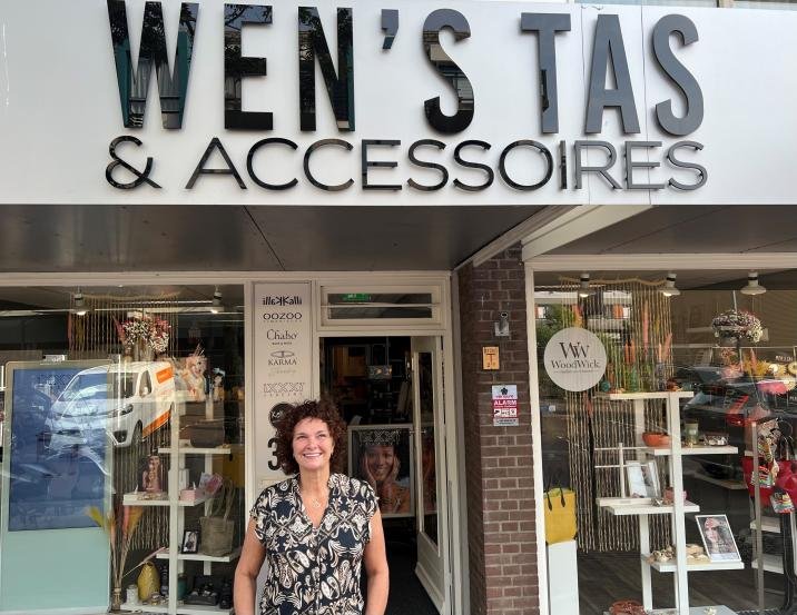 Een foto van Wendy voor haar winkel Wen's Tas