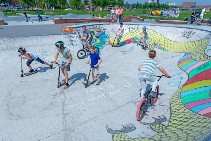 Afbeelding, foto: skatebaan in Floriande in de tijd dat social distancing nog een onbekend begrip was. Foto: Margo Oosterveen 