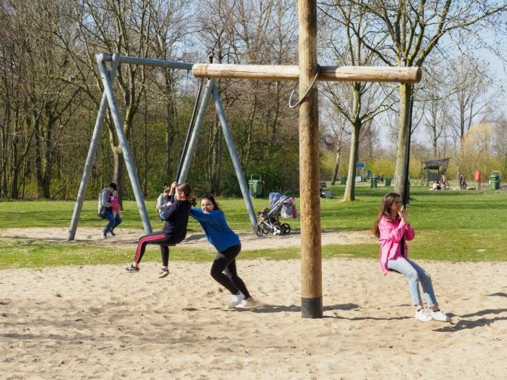 Afbeelding: foto van kinderen op een speeltoestel in het Haarlemmermeerse bos. Foto: Jur Engelchor