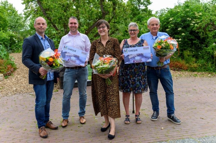 Afbeelding, foto: wethouder Mieke Booij, Danny van Teeffelen, Raymond Icke, Marjon Breider en Ronald van Poeteren met bloemen en het certificaat