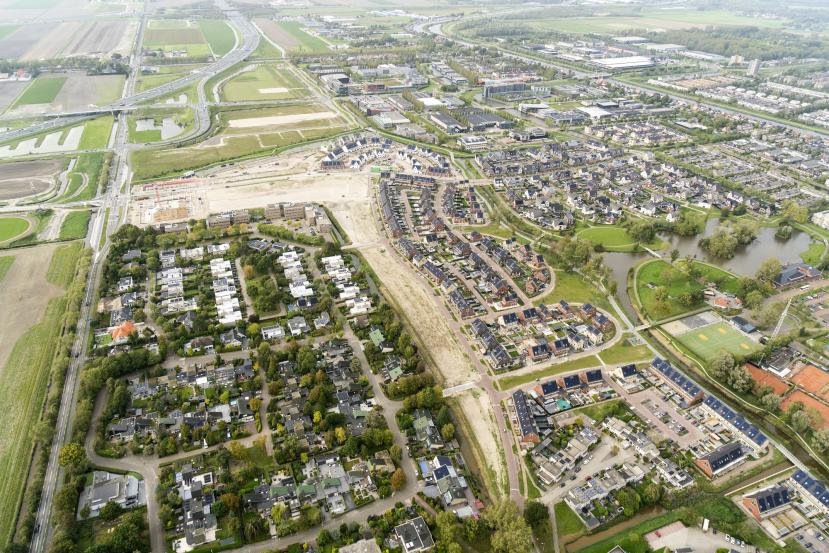 Afbeelding: luchtfoto Badhoevedorp met daarop de oude en nieuwe Robert Kochstraat. Commerciële rechten foto: AeroVista luchtfotografie. 