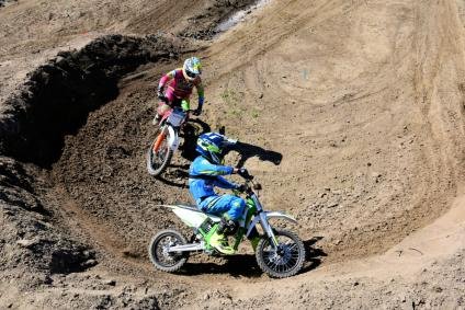 Afbeelding; foto motorcross, 2 rijders op 2 crossmotors, Motorcrossers op het Electric Motorcross Park in PARK21.  