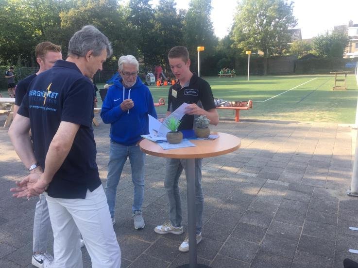 Korfballers in gesprek met energiecoach