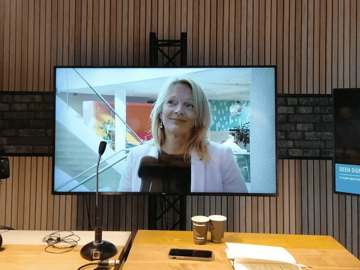 Afbeelding: foto, afbeelding van Charlotte van der Meij op een monitor