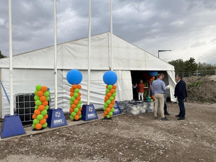 Feestelijke start bouw met tent en ballonnen