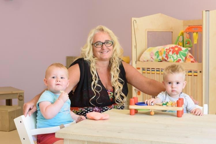 Afbeelding: foto van Ingrid van Noordenne met twee kinderen op kinderdagverblijf Mirakels in Floriande (Hoofddorp). Foto: Jur Engelchor