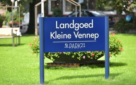 Afbeelding: foto van het blauwe naambord van Landgoed Kleine Vennep
