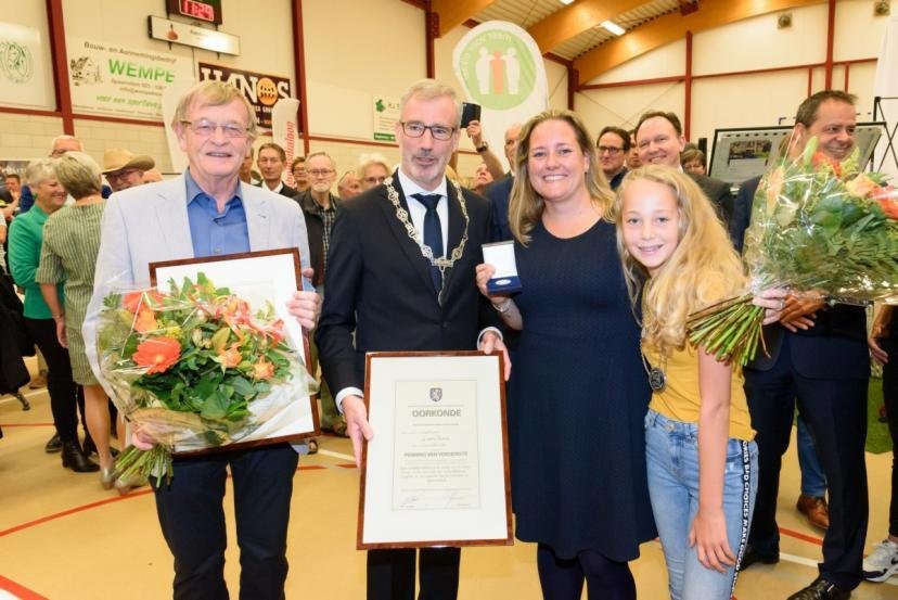 Afbeelding, foto: Laura Kroon met Cees van Kippersluis, voormalig burgemeester van HenS Pieter Heiliegers en voormalig kinderburgemeester van HenS Nikki Koot.