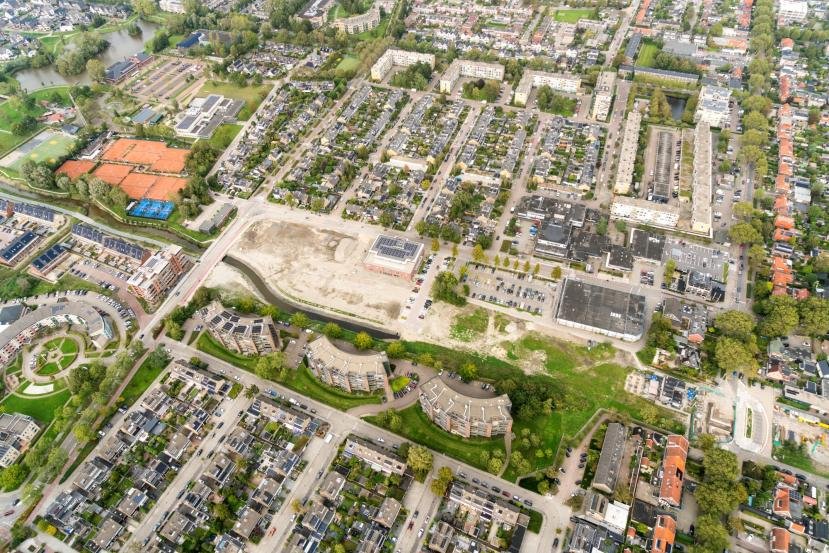 Luchtfoto Badhoevedorp met Zuiderbogen, groene plek en FreeRunparcours