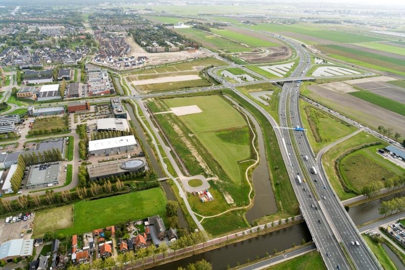 Luchtfoto Badhoevedorp vanaf Hoofdvaart in Lijnden