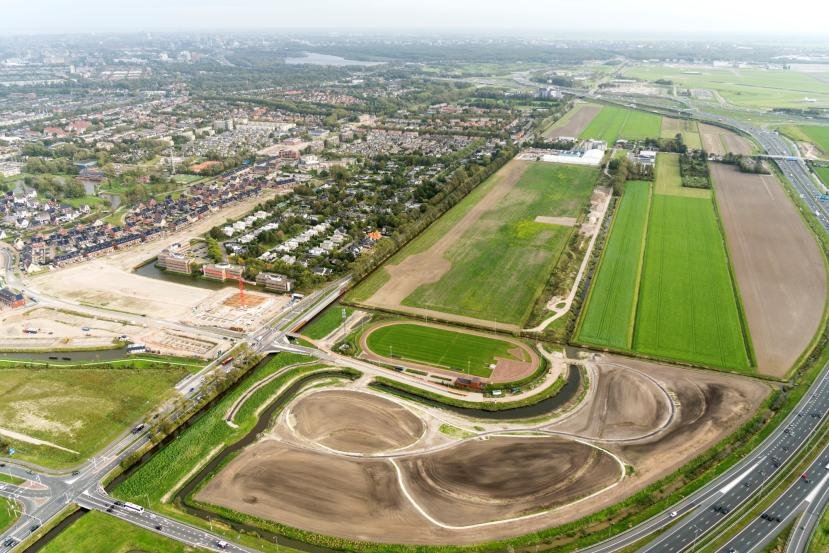 Luchtfoto Badhoevedorp met vooraan Park De Veldpost en Sportpark De Veldpost
