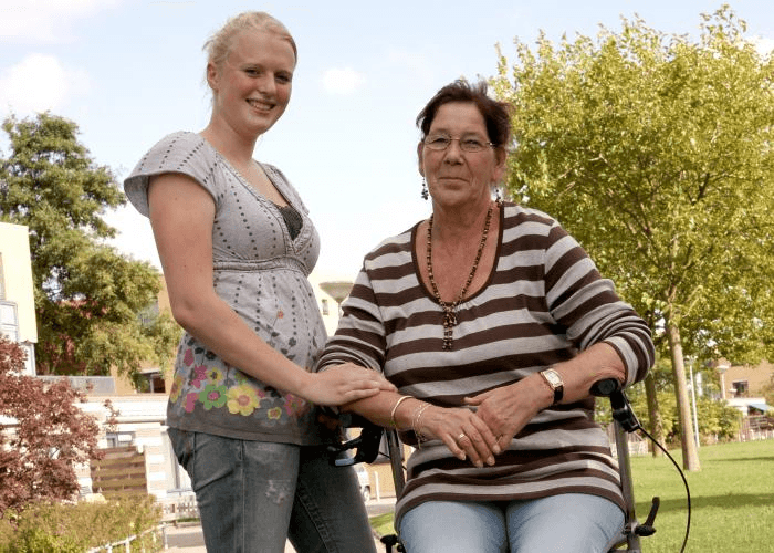 Afbeelding, foto: een moeder en haar dochter, die ook haar mantelzorger is. Irma Dekker en haar schoonmoeder staan niet op de foto. Foto: Mantelzorg & Meer