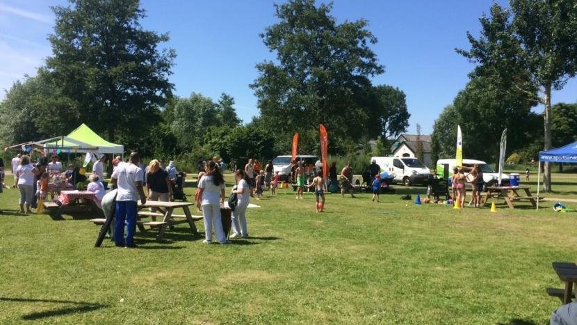 Afbeelding: foto. Ieder jaar organiseert MeerWaarde het Ouder Kind Festival, waar ouders en kinderen kunnen ontdekken wat ze allemaal samen kunnen doen.