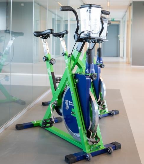 Afbeelding: foto van SmoothieBike, een groen met blauwe hometrainer.