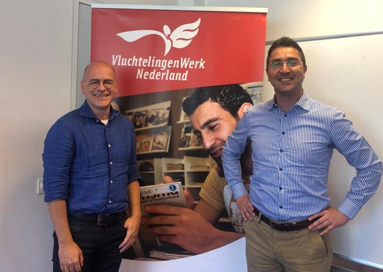 Afbeelding: foto wethouder Charif El Idrissi (Werk & Inkomen, Arbeidsmarktbeleid en Inburgering) en Hans Diek (Regiomanager Vluchtelingenwerk) 