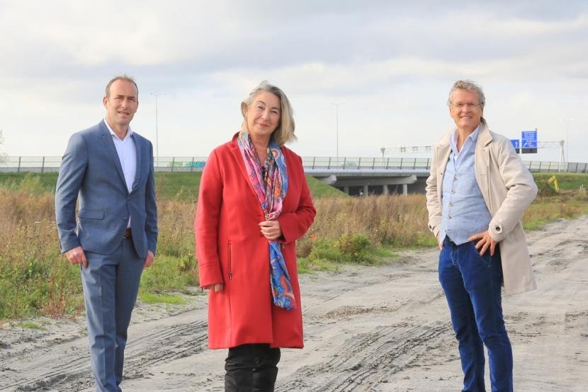 Afbeelding: foto, de Metropoolregio Amsterdam krijgt de eerste Europese campus voor de innovatie in de stadslogistiek: CLIC. Van links naar rechts: Robert Kreeft (projectmanager Somerset Capital Partners), Mariëtte Sedee (wethouder gemeente Haarlemmermeer) en Stan Roestenberg (directeur Bohemen). Foto: Henk Roolvink