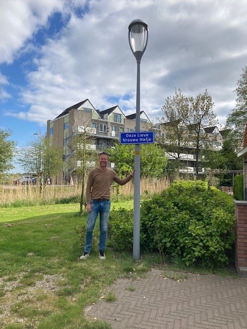 Patrick naast een lichtmast voorzien van een dimbaar led-armatuur. 