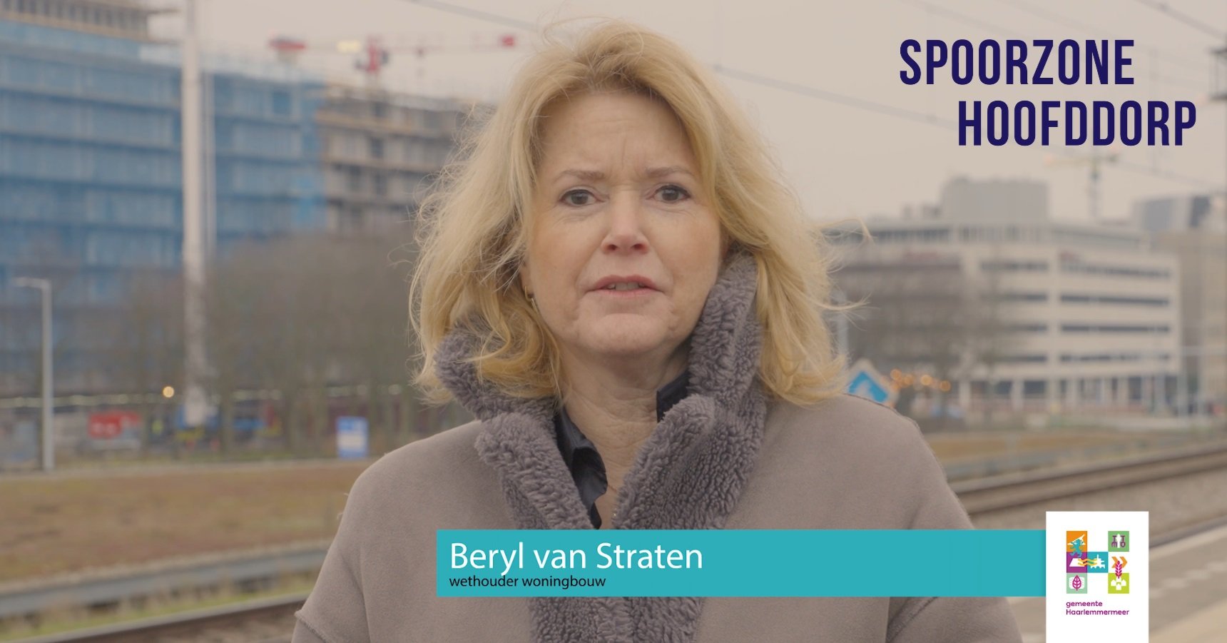 In deze korte video laat Beryl van Straten zien waar de nieuwe woningen in Spoorzone komen en waar het stationsplein. 