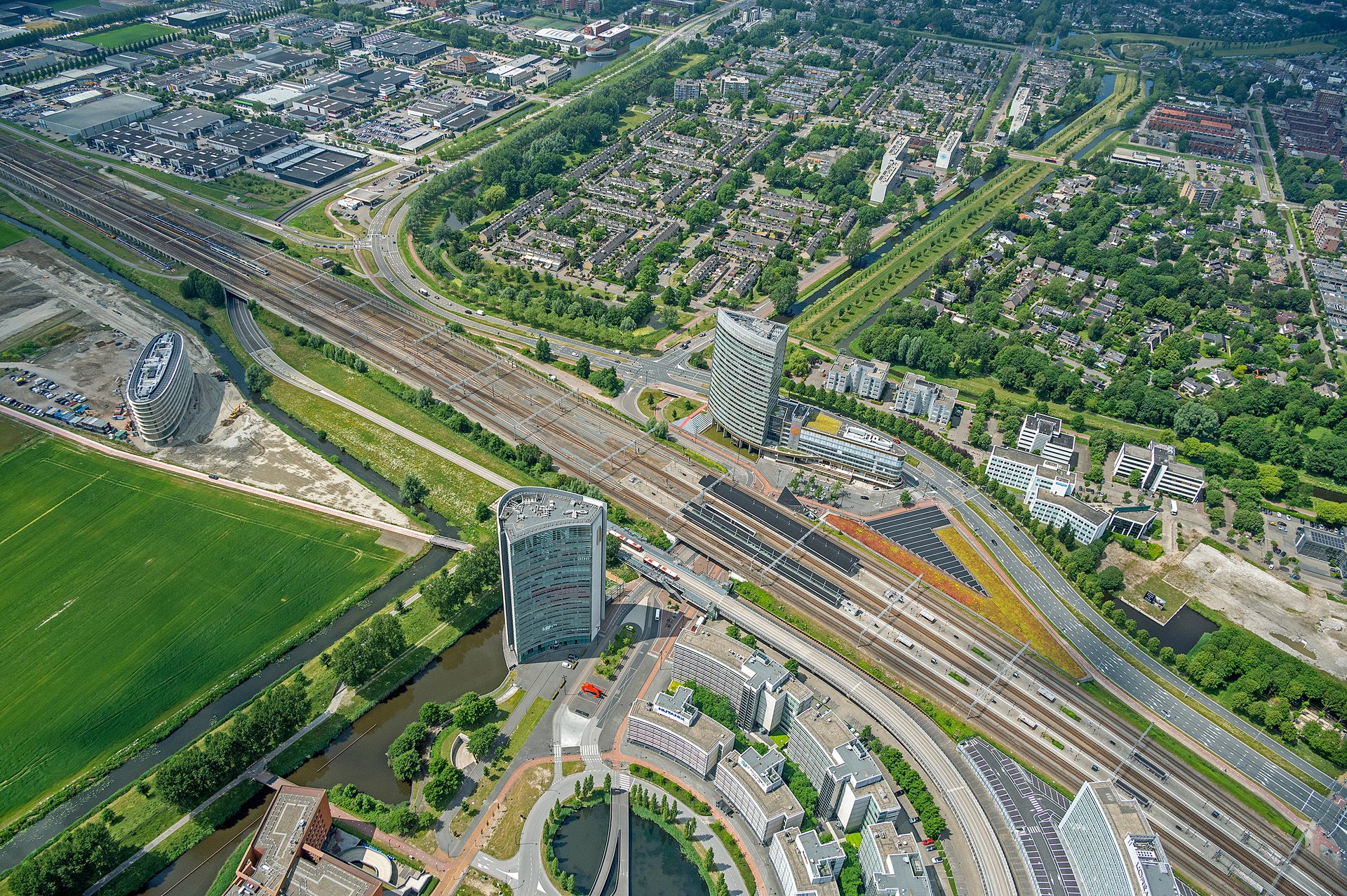 Op de foto fase 2 van de Van Heuven Goedhartlaan. Dat is tot aan Graan voor Visch bij de Pharostoren. Hier komen na 2032 woningen, groen en voetgangersgebied. 