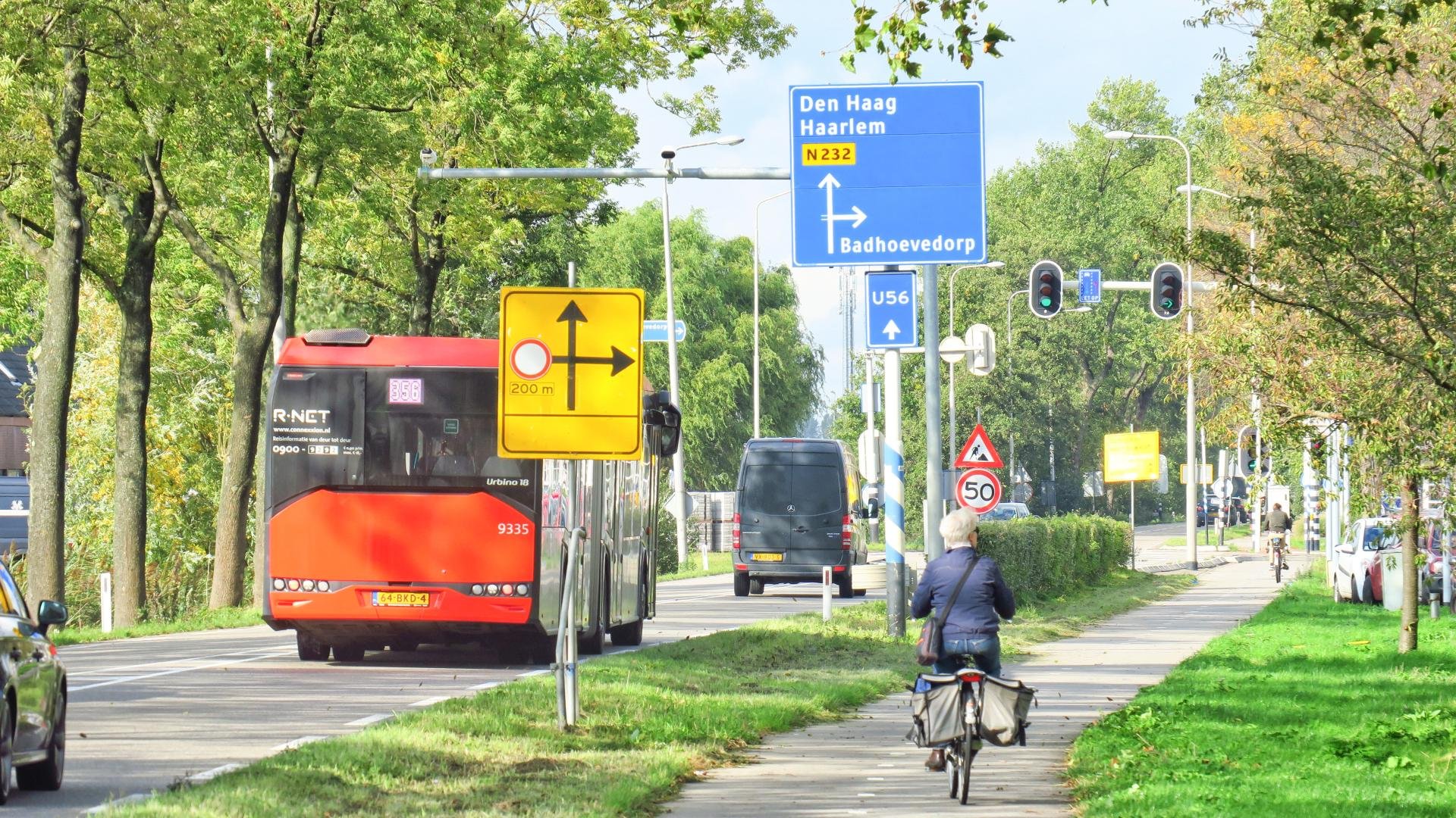 Afbeelding: foto van de weg, met bus en fietser, foto door Henk Roolvink
