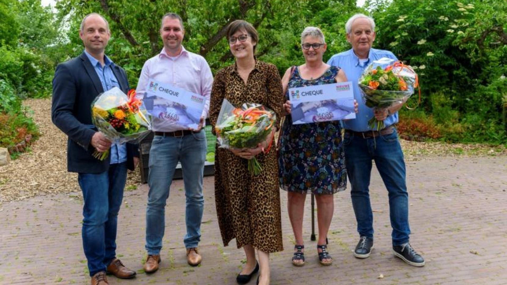 Afbeelding, foto: wethouder Mieke Booij, Danny van Teeffelen, Raymond Icke, Marjon Breider en Ronald van Poeteren met bloemen en het certificaat