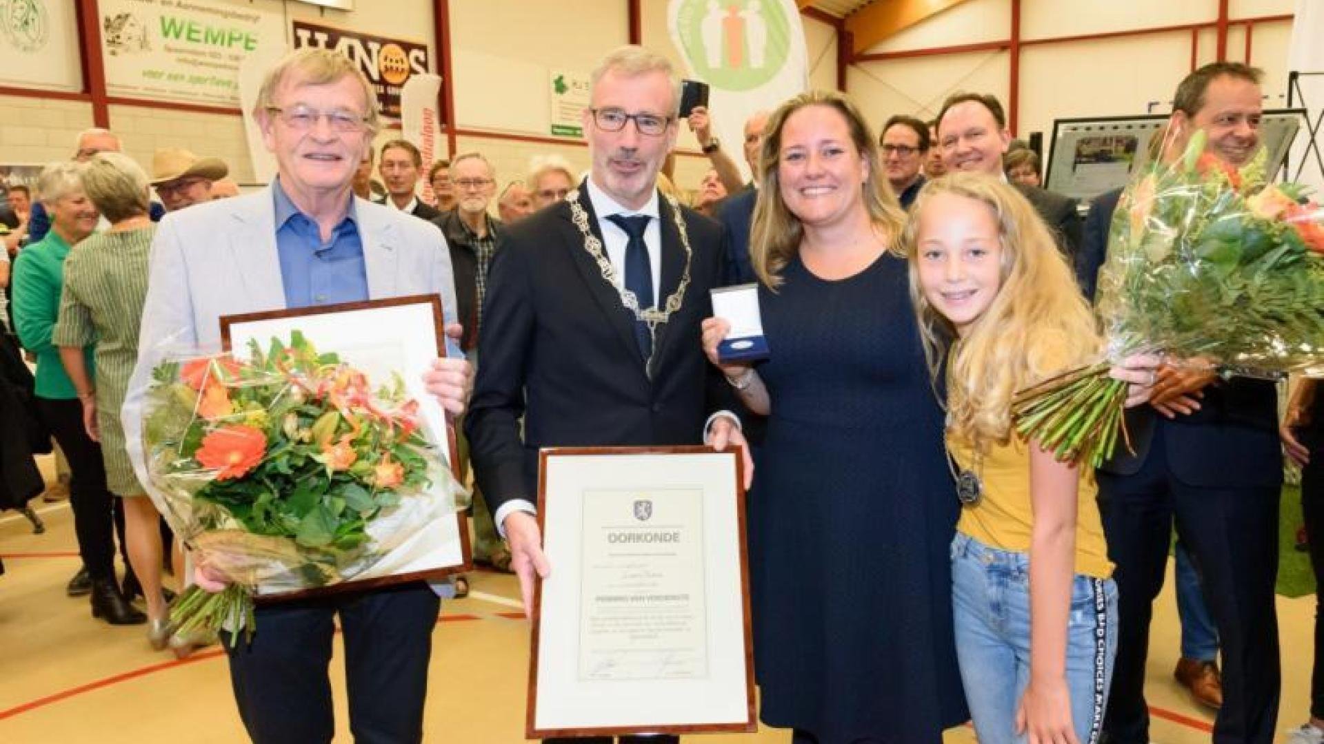 Afbeelding, foto: Laura Kroon met Cees van Kippersluis, voormalig burgemeester van HenS Pieter Heiliegers en voormalig kinderburgemeester van HenS Nikki Koot.