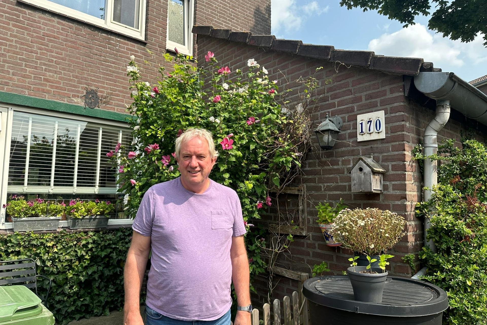 Mark voor zijn huis in Hoofddorp