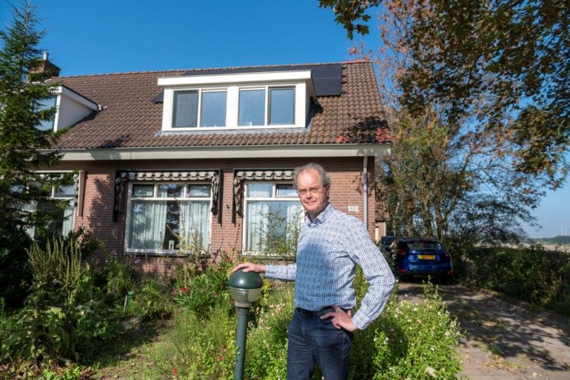 Ton van der Heijden voor zijn huis