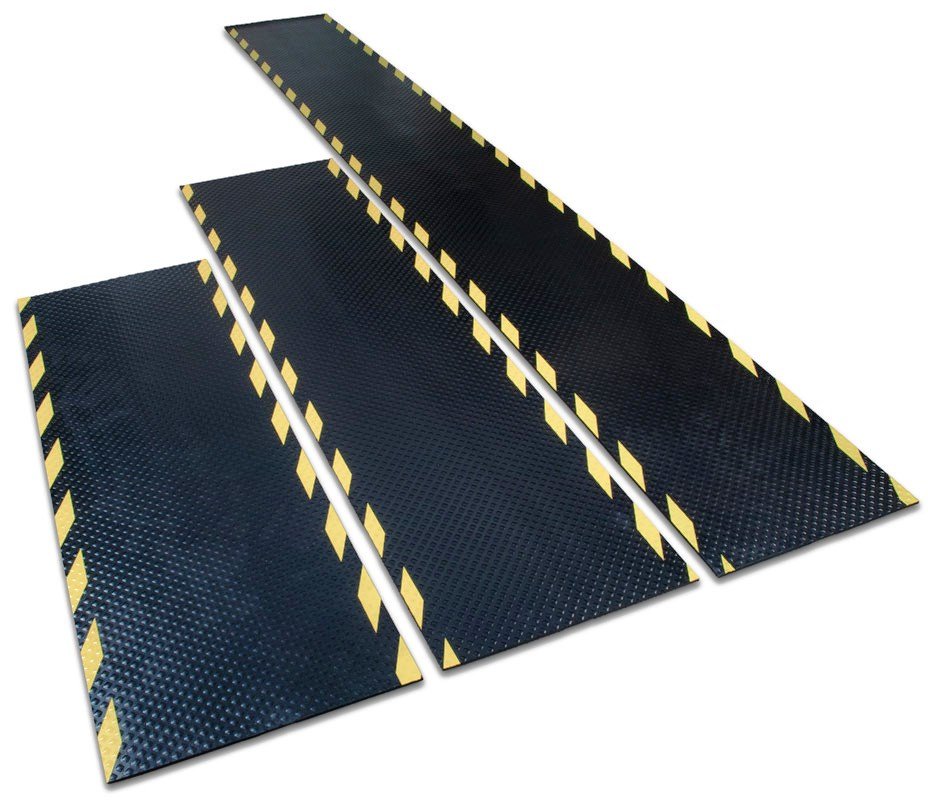 3 zwarte kabelmatten met geelzwarte strepen aan de randen