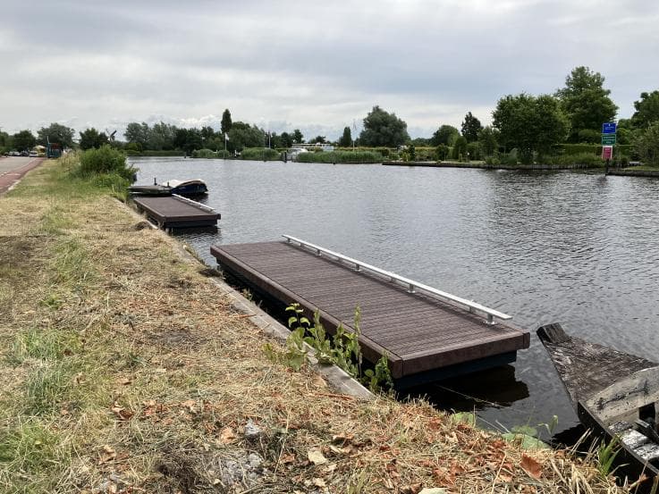 Afbeelding: foto van aanlegsteigers Aalsmeerderbrug in de vaart