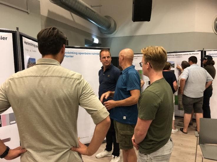 Foto met daarop bezoekers van de Informatiebijeenkomst de Pionier in september 2023.