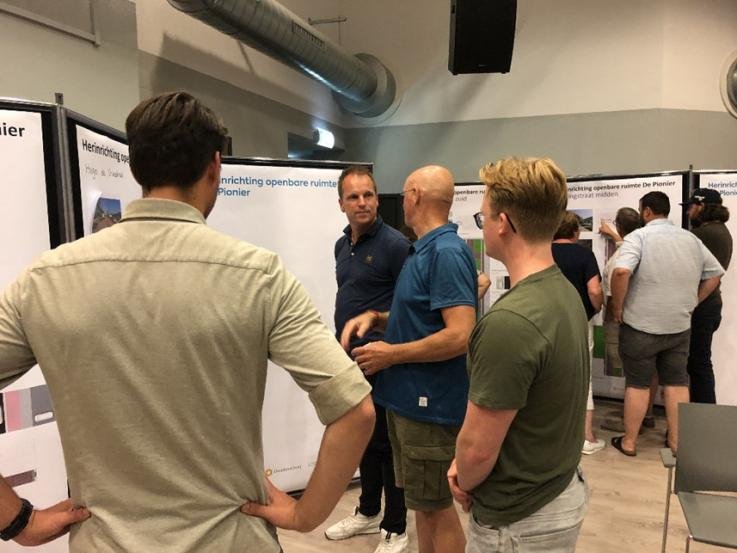 Foto met daarop bezoekers van de Informatiebijeenkomst de Pionier in september 2023.