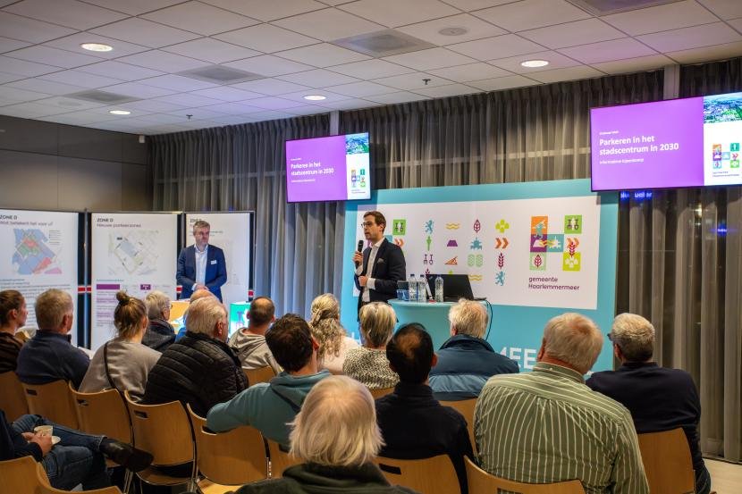 Wethouder Jurgen Nobel aan het woord tijdens parkeerbijeenkomst januari 2024