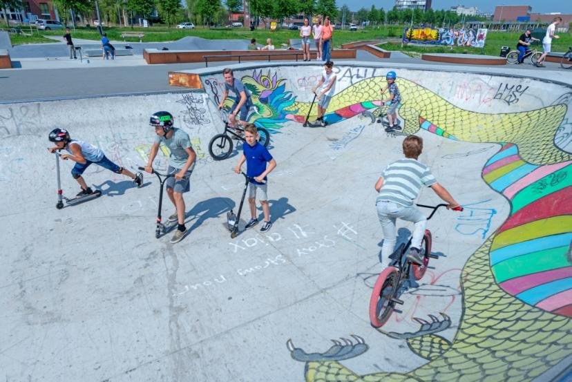Afbeelding, foto: skatebaan in Floriande in de tijd dat social distancing nog een onbekend begrip was. Foto: Margo Oosterveen