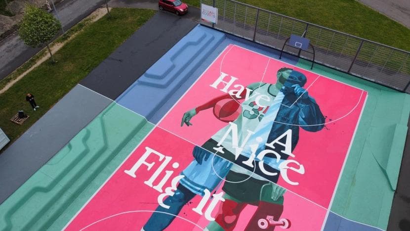 Afbeelding: foto van het veld. Het DreamCourt aan de Toolenburgerplas gefotografeerd vanuit de lucht. Foto: DreamCourt.