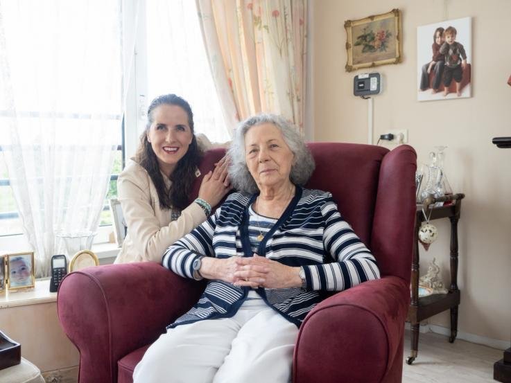 Afbeelding: foto van Fani Giltay Veth en haar moeder Mary de Koning-Molfesis zijn blij met Personenalarmering Haarlemmermeer. Foto: Jur Engelchor