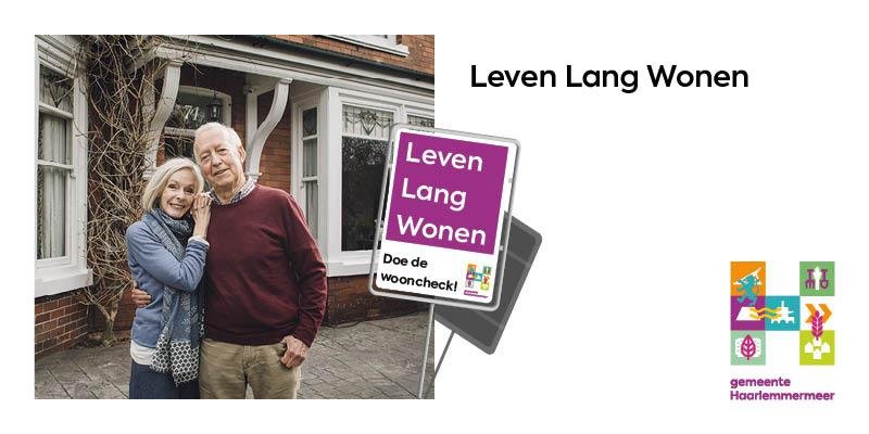 Afbeelding: foto van echtbaar middelbare leeftijd op stoep voor jaren '30 rijtjeswoning, logo Leven Lang Wonen en de tekst en logo met wapen Haarlemmermeer.