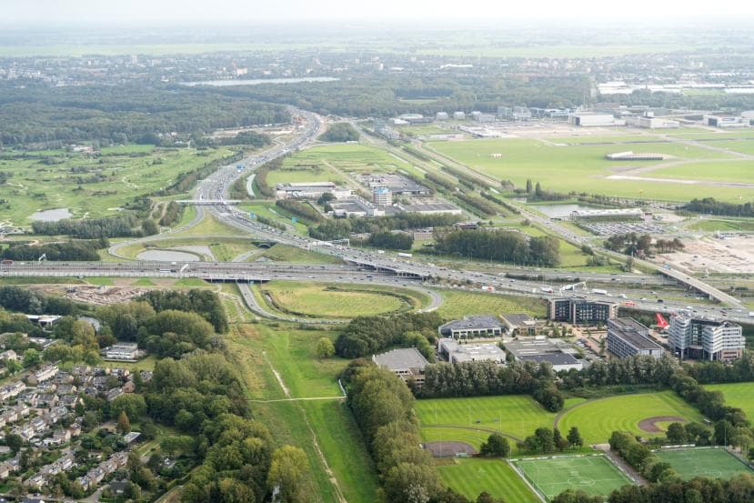 Luchtfoto Badhoevedorp oostkant met knoop snelwegen A4 en A9