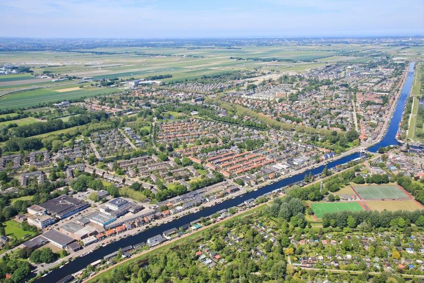 Afbeelding: luchtfoto van het bedrijventerrein in de Jan van Gentstraat staat linksonder op de foto.