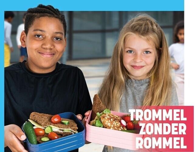 Afbeelding: foto van twee schoolkinderen met gezond gevulde broodtrommels zonder rommel