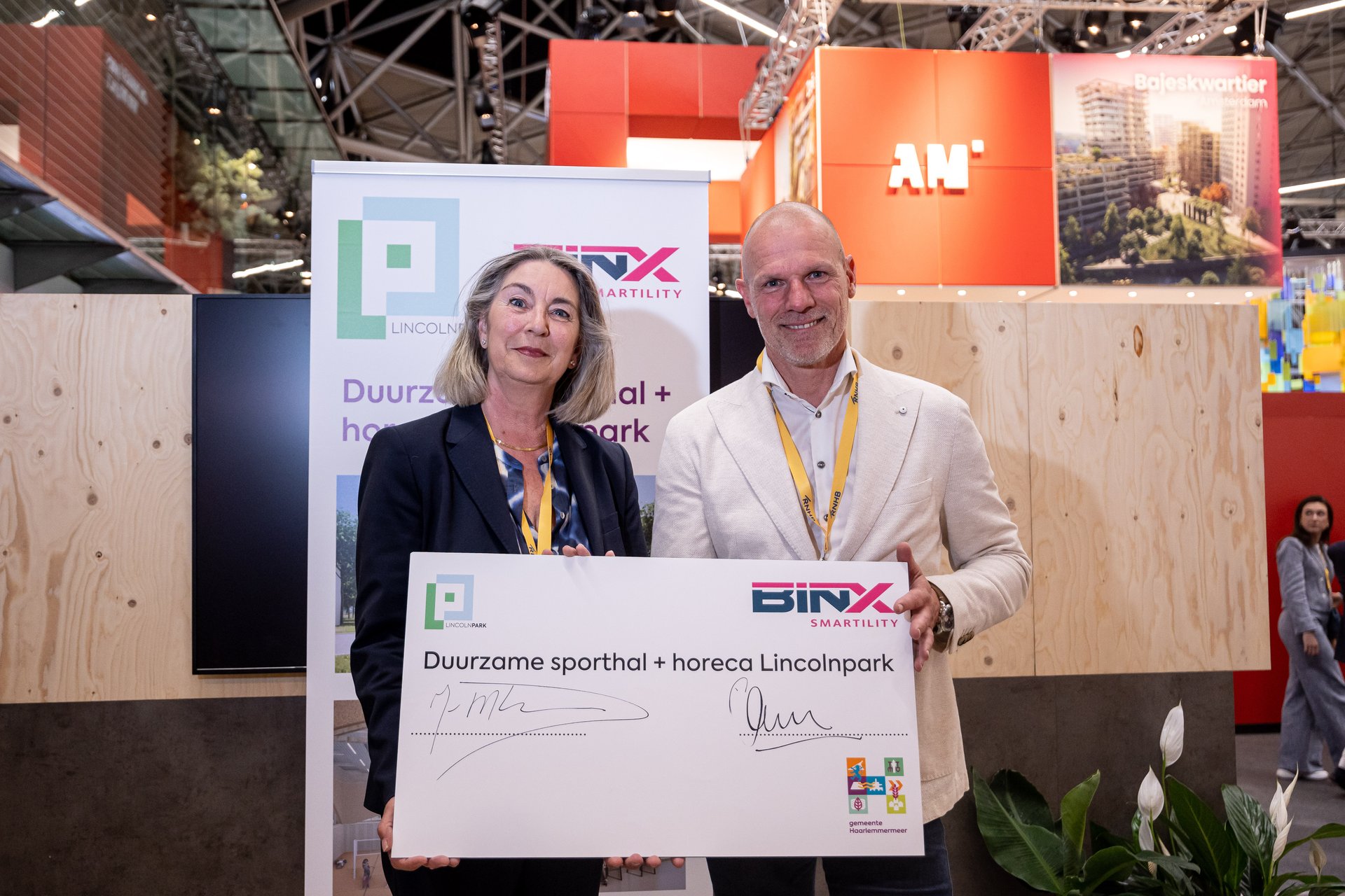 Foto: Gemeente Haarlemmermeer. Wethouder Mariëtte Sedee en directeur Jan-Martijn Teeuw van BINX Smartility.